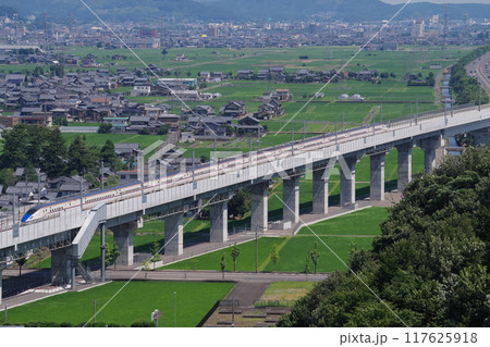 岩内山から望む北陸新幹線(北側 鯖江市方向) 福井県越前市 岩内山から望む北陸新幹線(北側 鯖江市方向) 福井県越前市 117625918