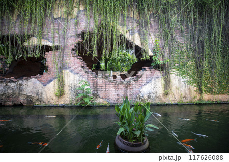 This is a beautiful view of Bana Hills Theme Park, a famous tourist attraction in Vietnam. 117626088