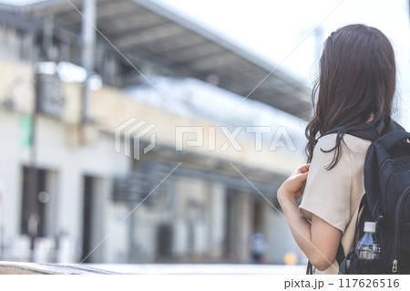 旅する女性 117626516