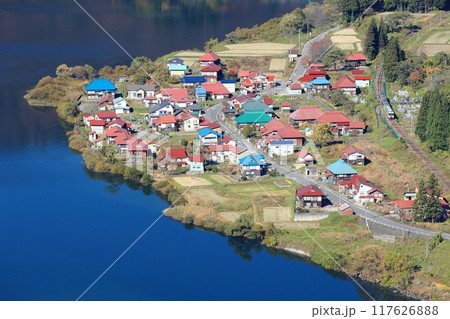 只見線の風景　只見川のほとりにひっそりとたたずむ大志集落　日本のスイス 117626888