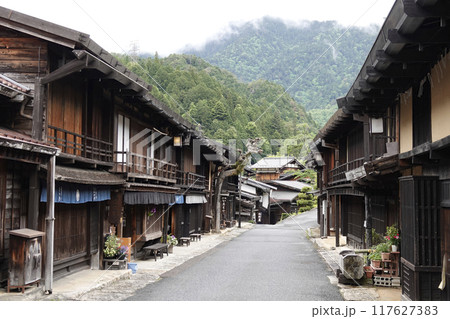 妻籠宿 伝統家屋の古い町並みと新緑 妻籠宿 伝統家屋の古い町並みと新緑 117627383