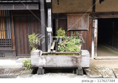 妻籠宿 伝統家屋の古い町並み 厩前の水場 妻籠宿 伝統家屋の古い町並み 厩前の水場 117627384
