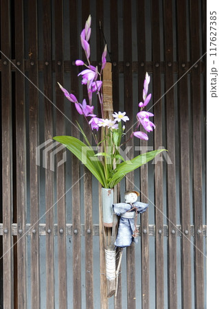 妻籠宿 伝統家屋の古い町並み 軒先 一輪挿しの草花 妻籠宿 伝統家屋の古い町並み 軒先 一輪挿しの草花 117627385