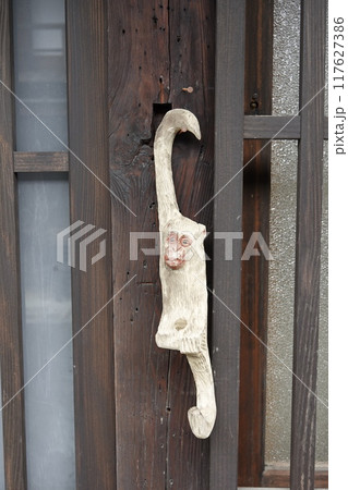 妻籠宿 伝統家屋の古い町並み 玄関前に飾られた木彫りの猿 117627386
