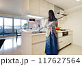 高層マンションのアイランドキッチンで調理する女性 117627564