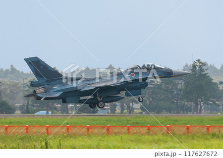 着陸する航空自衛隊F-2A戦闘機 117627672