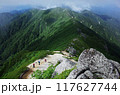 夏のアルプス登山を楽しむ3人組 117627744