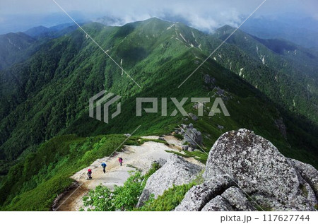 夏のアルプス登山を楽しむ3人組 夏のアルプス登山を楽しむ3人組 117627744