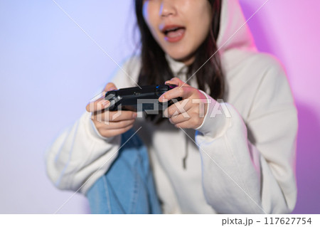 白パーカーを着てフードを被った若い女性ポートレート(ゲーム、コントローラー) 白パーカーを着てフードを被った若い女性ポートレート(ゲーム、コントローラー) 117627754