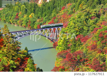 【福島県】只見川第1橋梁を渡る紅葉列車 【福島県】只見川第1橋梁を渡る紅葉列車 117627911