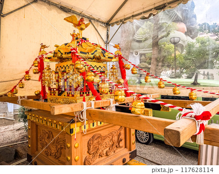 Namba Yasaka Jinja temple in Osaka, Japan Namba Yasaka Jinja temple in Osaka, Japan 117628114