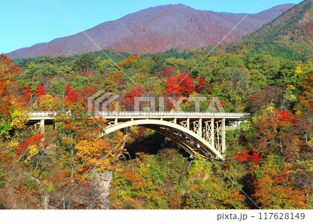 【宮城県】紅葉の鳴子峡の大深沢橋 【宮城県】紅葉の鳴子峡の大深沢橋 117628149
