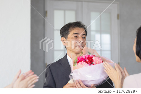 定年退職で家族から花束を受け取る父親 定年退職で家族から花束を受け取る父親 117628297