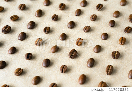 oblique lines of coffee beans lying on different sides. grains background 117628882