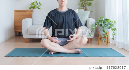 家でヨガをするミドル男性 117628917