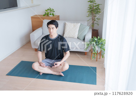 家でヨガをするミドル男性 117628920