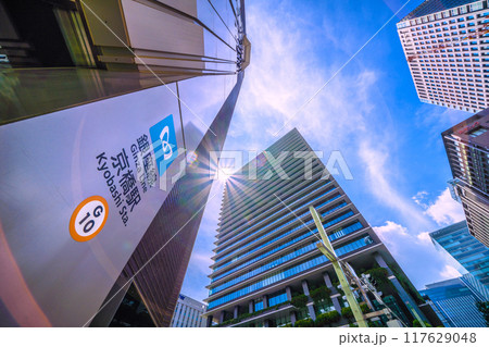 日本の東京都市景観　京橋駅や「京橋」交差点前のオフィスビルなどを望む（再開発…）＝8月11日 117629048