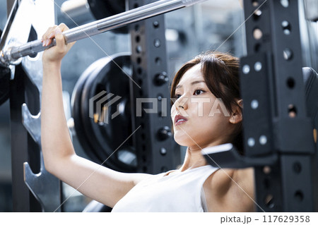 スポーツジムでトレーニングする若い女性 117629358