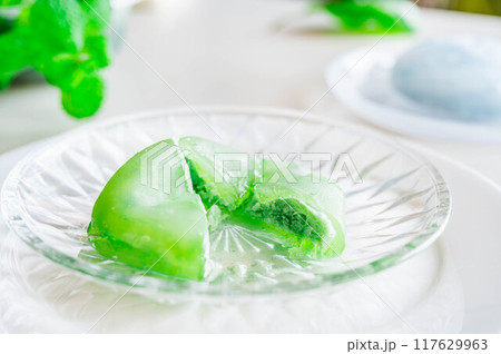 メロンソーダ風味クリームのわらび餅 117629963