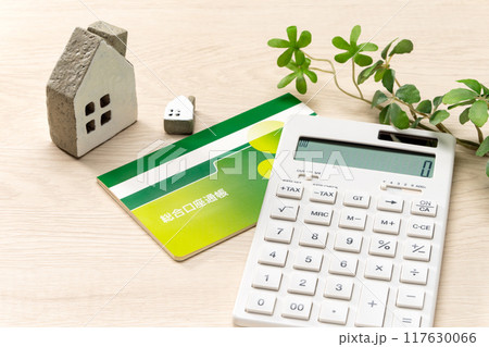電卓と預金通帳とミニチュアの家 電卓と預金通帳とミニチュアの家 117630066