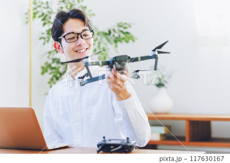 自宅でドローンの点検整備をする男性 自宅でドローンの点検整備をする男性 117630167