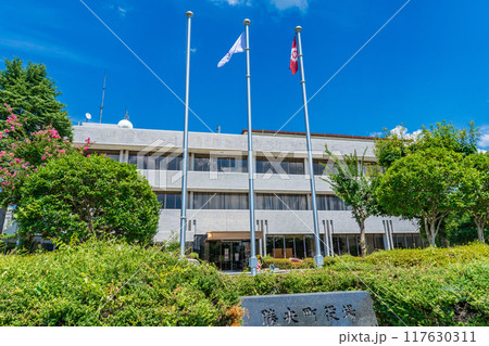 岡山県勝央町 勝央町役場庁舎ビルと石の名標 岡山県勝央町 勝央町役場庁舎ビルと石の名標 117630311