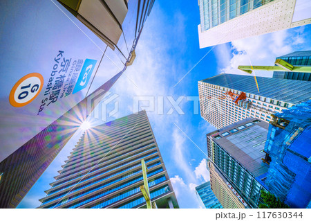 日本の東京都市景観 京橋駅や「京橋」交差点前のオフィスビルなどを望む(再開発…)=8月11日 日本の東京都市景観 京橋駅や「京橋」交差点前のオフィスビルなどを望む(再開発…)=8月11日 117630344