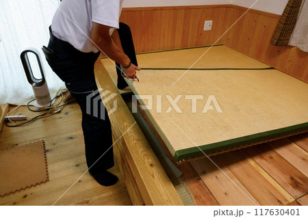手鉤を使って畳取り外し 117630401