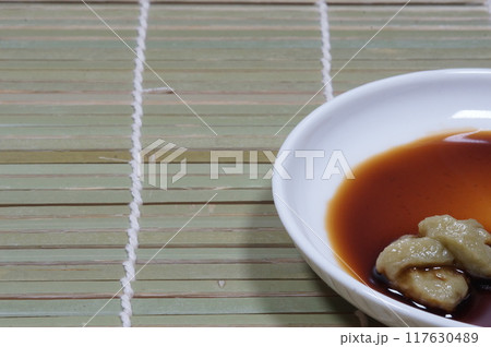 ワサビと醤油 117630489