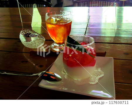 スイカの杏仁デザートとアイスティー 117630711