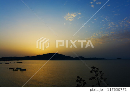 Sunrise from behind the mountains to the sea 117630771