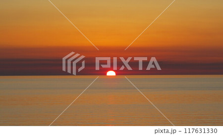 日没時に空と海が暁色に染まる日本海 日没時に空と海が暁色に染まる日本海 117631330