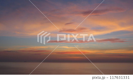 海に沈む夕日 海に沈む夕日 117631331