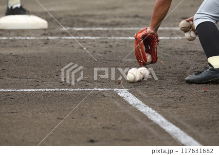 試合前のノックにてグローブでボールを拾う高校球児 117631682