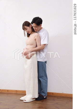 若い妊婦と寄り添う夫 117631829