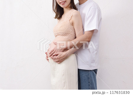 若い妊婦と寄り添う夫 若い妊婦と寄り添う夫 117631830