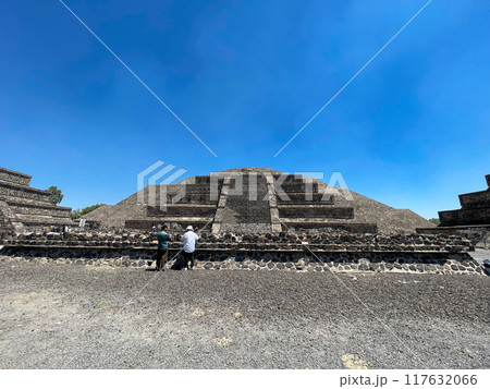メキシコ・テオティワカン遺跡　月のピラミッド 117632066