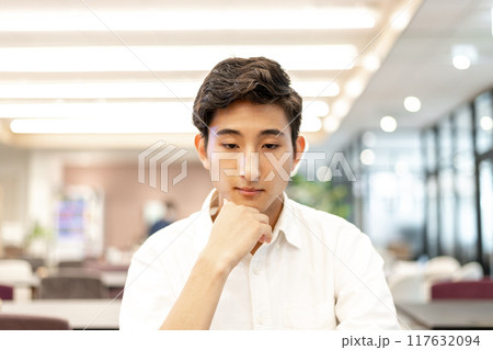物思いに耽る男性 117632094