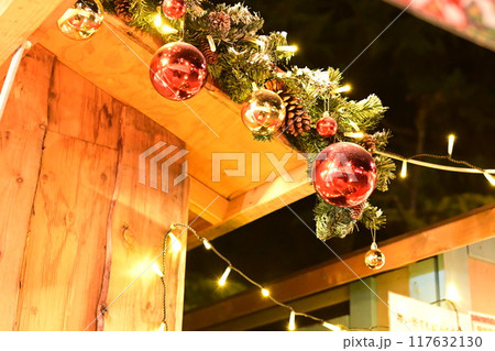 クリスマスマーケットの美しいオーナメント クリスマスマーケットの美しいオーナメント 117632130