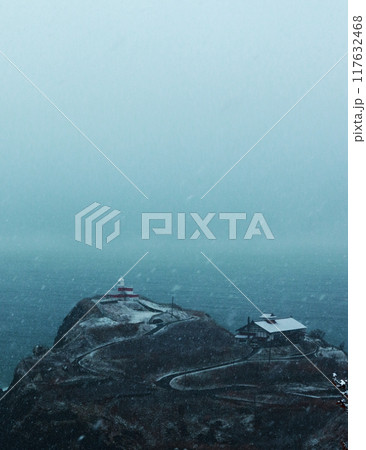 吹雪の小樽日和山灯台と鰊御殿 117632468