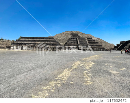 メキシコ・テオティワカン遺跡　死者の道と月のピラミッド 117632472