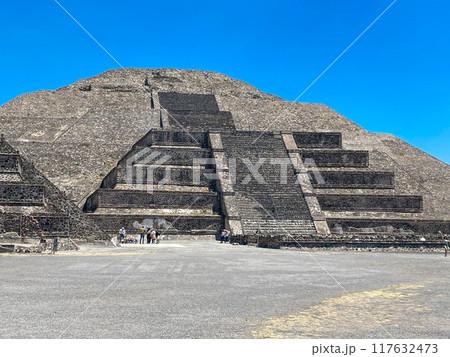 メキシコ・テオティワカン遺跡 死者の道と月のピラミッド メキシコ・テオティワカン遺跡 死者の道と月のピラミッド 117632473