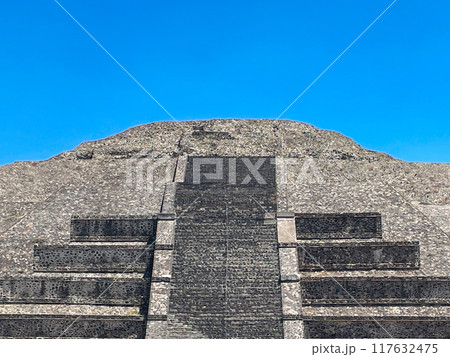 メキシコ・テオティワカン遺跡　月のピラミッド 117632475