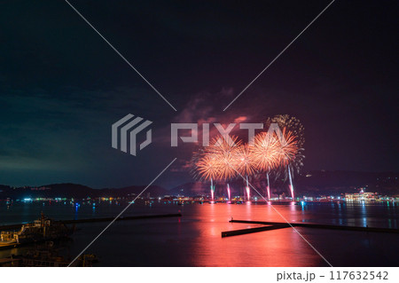 瀬戸内海の花火イメージ【岡山県瀬戸内市牛窓町】 117632542