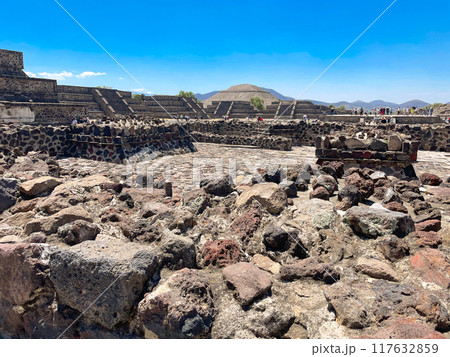 メキシコ・テオティワカン遺跡　死者の道と月のピラミッド 117632859