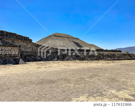 メキシコ・テオティワカン遺跡　死者の道と太陽のピラミッド 117632866