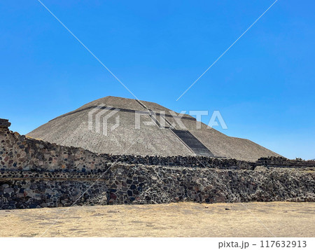 メキシコ・テオティワカン遺跡　死者の道と太陽のピラミッド 117632913