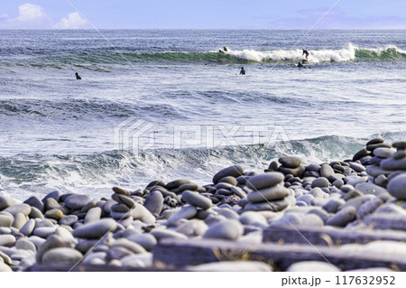 鳴り石の浜の海岸とサーファーの男たち 117632952