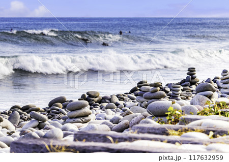 鳴り石の浜の海岸とサーファーの男たち 鳴り石の浜の海岸とサーファーの男たち 117632959
