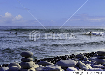 鳴り石の浜の海岸とサーファーの男たち 鳴り石の浜の海岸とサーファーの男たち 117632961